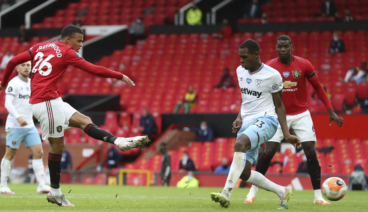 Pemain Manchester United Mason Greenwood mencetak gol ke gawang West Ham United pada pertandingan Liga Inggris di Old Trafford, Manchester, Inggris, Rabu (22/7/2020). Pertandingan berakhir dengan skor 1-1. (Cath Ivill/Pool via AP)