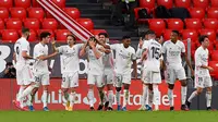 Para pemain Real Madrid merayakan gol yang dicetak oleh Nacho Fernandez ke gawang Athletic Bilbao pada laga Liga Spanyol di Stadion San Mames, Minggu (16/5/2021). Real Madrid menang dengan skor 1-0. (AFP/Ander Gillenea)