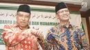 Ketua Umum PBNU KH. Said Aqil Siradj bersalaman dengan Ketua Umum PP Muhammadiyah H. Haedar Nashir saat silaturahim keluarga besar NU dan Muhammadiyah di kantor PBNU, Jakarta, Jumat (23/3). (Liputan6.com/Herman Zakharia)