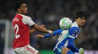 Jurrien Timber dan Kaoru Mitoma berebut bola dalam laga Liga Inggris antara Brighton vs Arsenal di American Express Stadium, 5 Maret 2026. (AP Photo/Alastair Grant)
