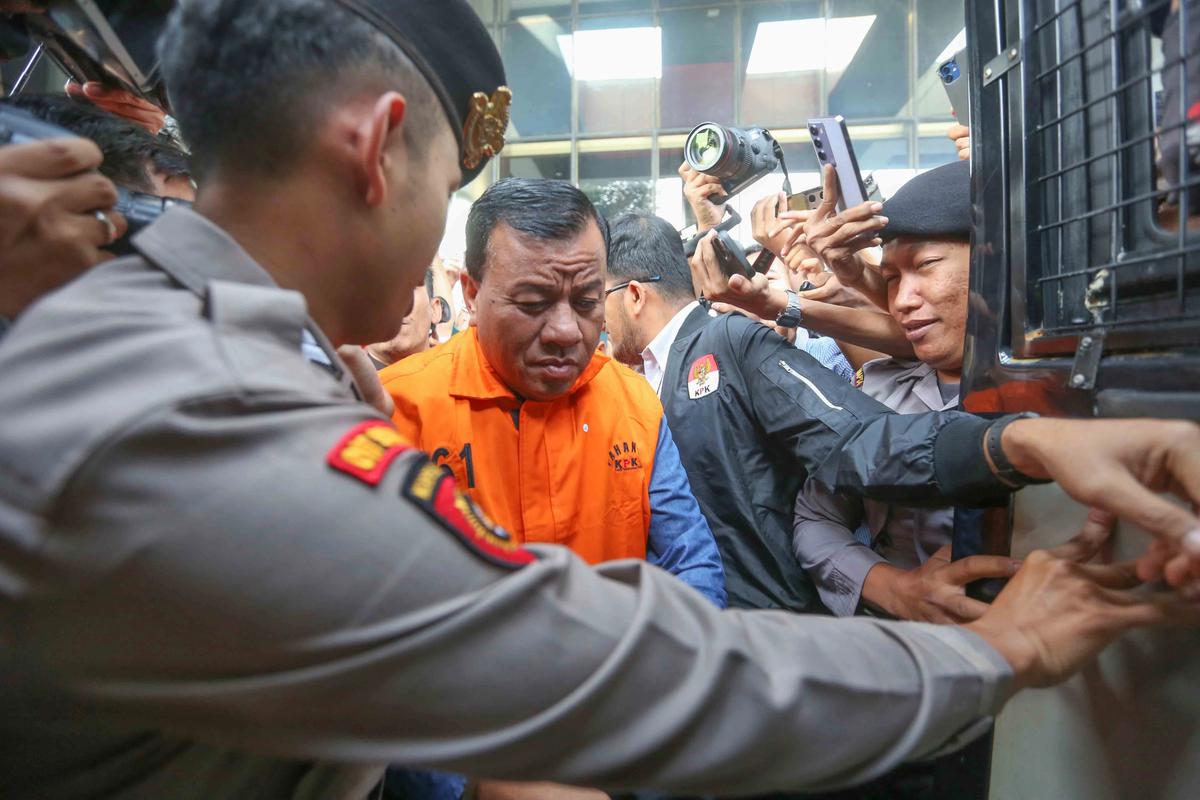 FOTO: KPK Tahan Bupati Kuansing Terkait Dugaan Suap Sekda