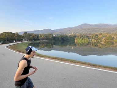 Seorang warga berolahraga di tepi Danau Angkaew di Chiang Mai, Thailand, Senin (8/12/2025). (Bola.com/Bagaskara Lazuardi)