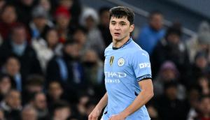 Bek muda Uzbekistan, Abdukodir Khusanov, resmi dikontrak Manchester City hingga musim panas 2029. City menebus sang pemain dari Lens dengan mahar Rp 679,5 miliar. (AFP/Oli Scarff)