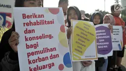 Massa yang tergabung dalam Jaringan Muda Setara menunjukkan poster saat aksi menuntut keadilan untuk WA korban pemerkosaan di kawasan Bundaran HI, Jakarta, Minggu (5/8). (Merdeka.com/Iqbal S. Nugroho)