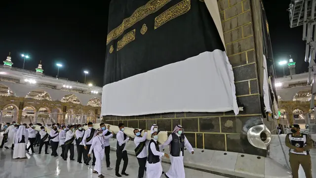 Melihat Proses Pergantian Kiswah Kabah