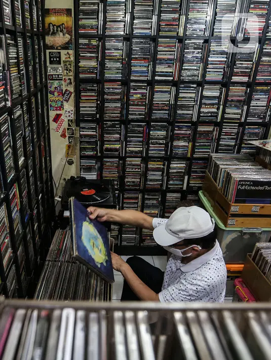 Pecinta musik memilah Piringan Hitam, CD, dan Kaset pita di toko "Wow Record Store", Blok M Squere, Jakarta, Jumat (12/3/2021). Dengan begitu jumlah minat pembeli Piringan Hitam, CD, dan Kaset Pita ini menurun secara offline. (Liputan6.com/Johan Tallo)