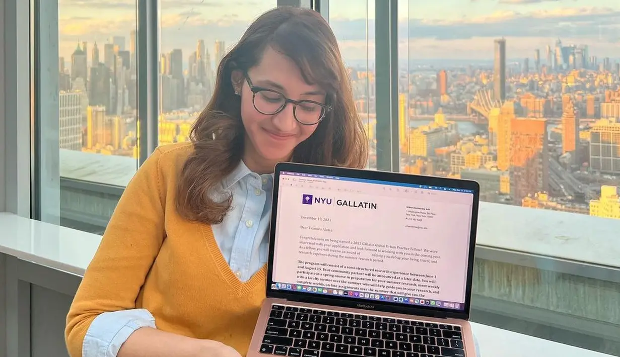 Di foto ini, Tsamara terlihat memadukan kemeja lengan panjang bernuansa biru muda, yang dikancingnya hingga ujung atas, dengan sweater berwarna mustard. Tampilan casual-preppy ini disempurnakannya dengan celana jeans. Foto: Instagram.