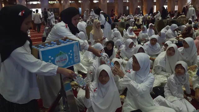 Le Minerale Berbagi 5.000 Botol Air Mineral untuk Jamaah Istiqlal, Perkuat Kemitraan di Ramadan