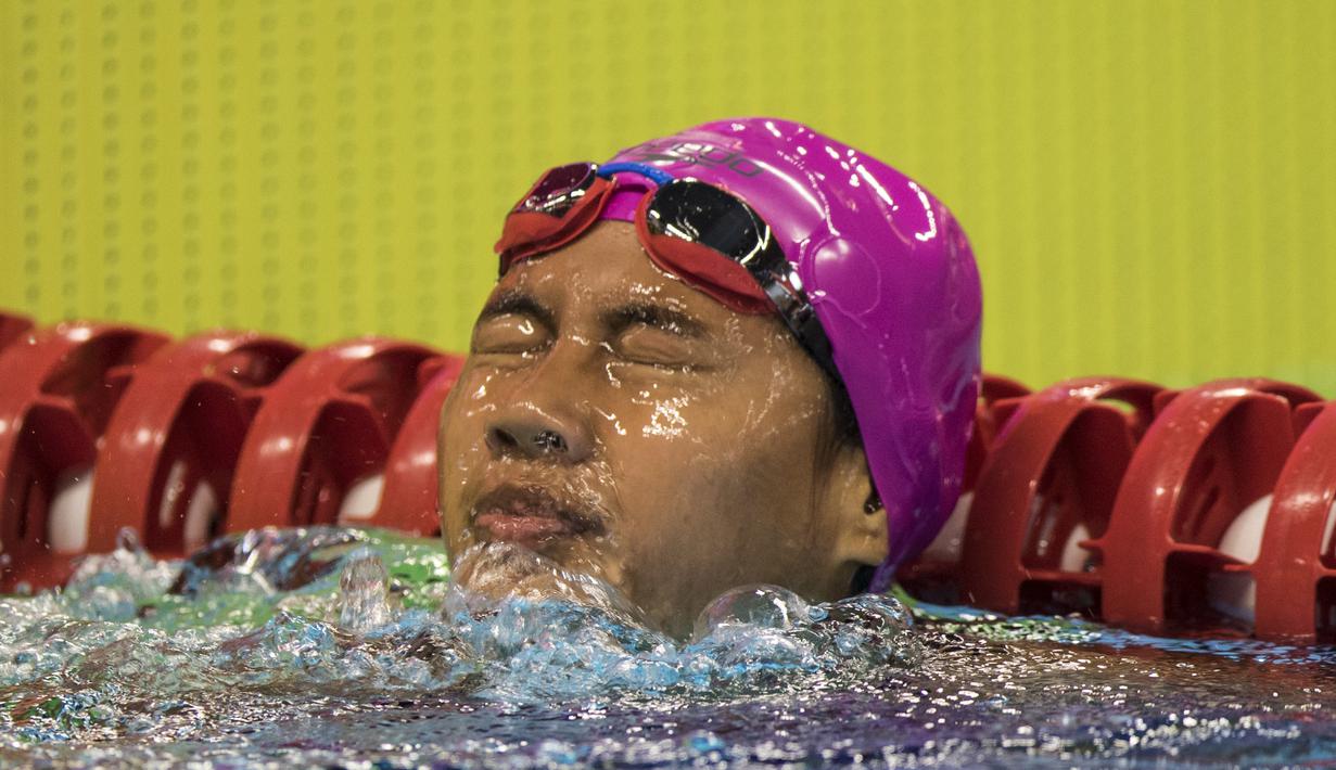 Perenang Indonesia, Syuci Indriani, usai tampil pada renang nomor 200 meter gaya bebas Asian Para Games di Stadion Aquatic Senayan, Jakarta, Minggu (7/10/2018). Syuci berhasil meraih medali perunggu. (Bola.com/Vitalis Yogi Trisna)