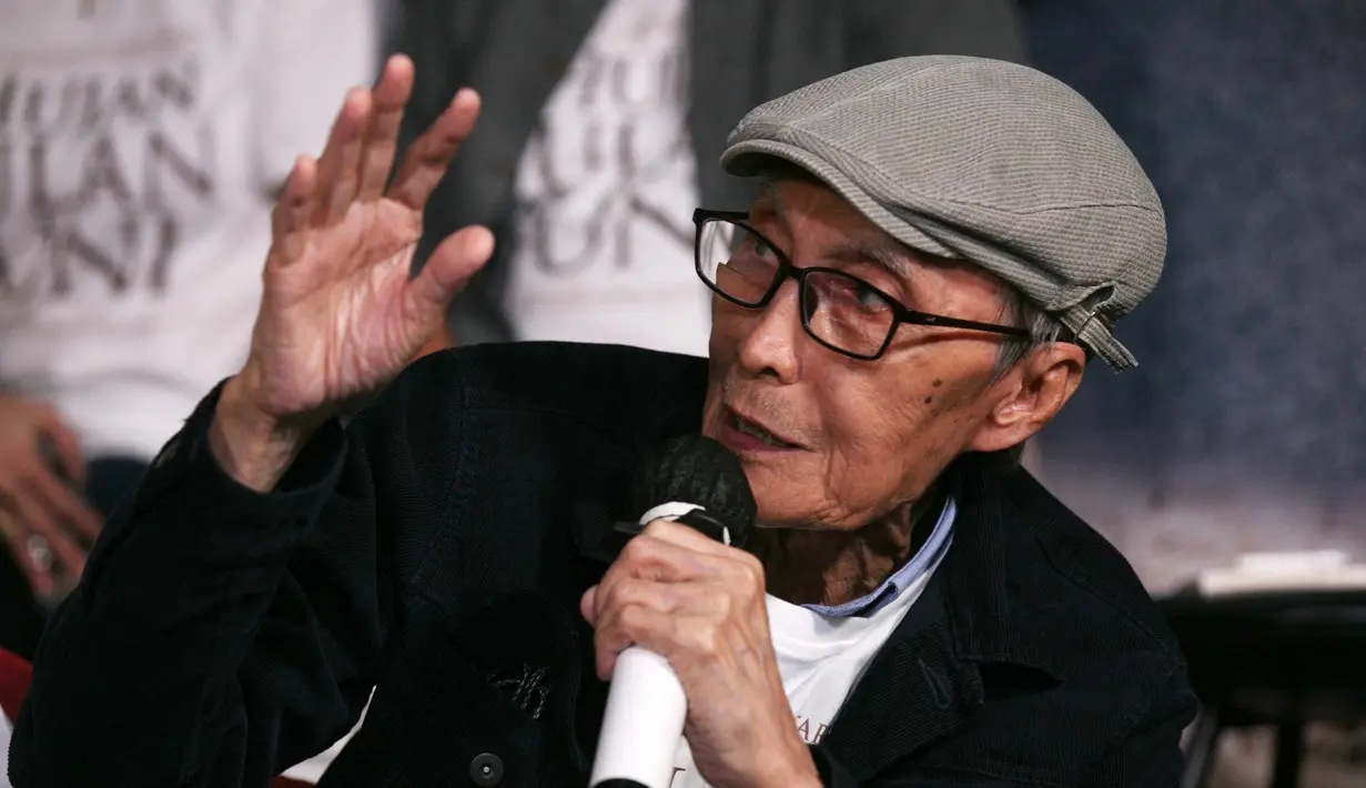 Menjadi salah satu penyair yang dicintai, Sapardi telah melahirkan sederet puisi romantis bertema cinta, hingga kumpulan cerita dalam novel. Ia juga mewarnai dunia film dan music tanah air. (Nurwahyunan/Fimela.com)