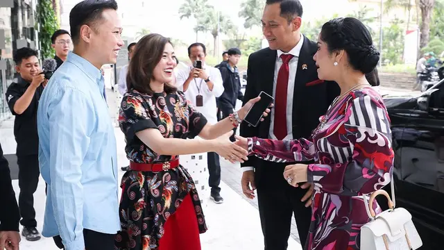 Tanpa Batik dan Kebaya, Annisa Pohan Tampil Anggun dengan Dress dan Tas Putih Rp60jutaan Temani AHY Podcast dengan Merry Riana