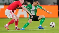 Elliot Anderson menarik Antony dalam pertandingan Liga Europa antara Nottingham Forest melawan Real Betis - AP Photo/Jose Breton