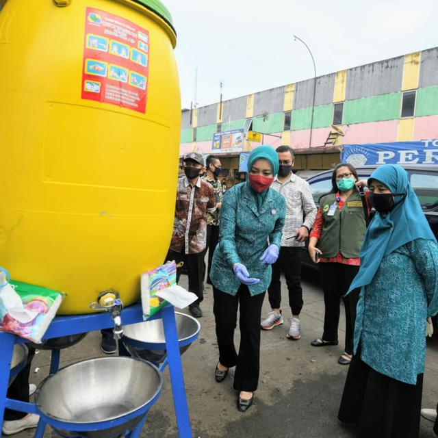 Cegah Covid 19 Tim Penggerak Pkk Jabar Serahkan Lima Wastafel