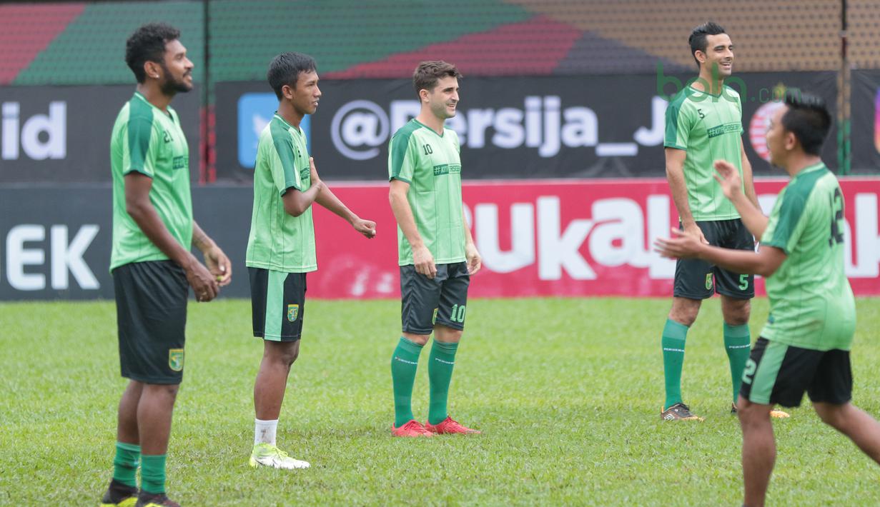 Robertino Pugliara (tengah) dan para pemain Persebaya melakukan sesi latihan tim jelang laga Gojek Liga 1 bersama Bukalapak di Stadion PTIK, Jakarta, Senin (25/6/2018). Persebaya akan melawan Persija 26 Juni 2018. (Bola.com/Nick Hanoatubun)