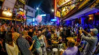 Suasana malam di Khao San Road, Thailand.