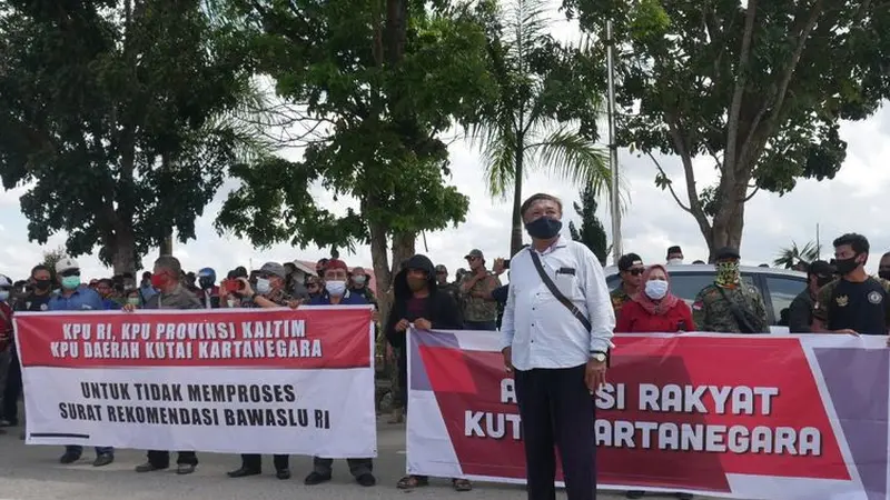 Ratusan masyarakat Kutai Kartanegara (Kukar) menggelar unjuk rasa damai di halaman kantor Komisi Pemilihan Umum (KPU) Kukar, Jalan Wolter Monginsidi, Kecamatan Tenggarong (Istimewa)