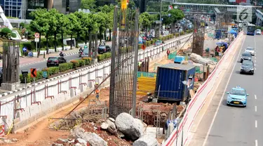 Kondisi pembangunan LRT Jabodebek di kawasan Kuningan, Jakarta, Selasa (26/9). Pembangunan LRT (Light Rail Transit) Cawang-Dukuh Atas pada ruas Jalan HR Rasuna Said saat ini sudah sampai pada pengecoran tiang pancang. (Liputan6.com/Helmi Afandi)