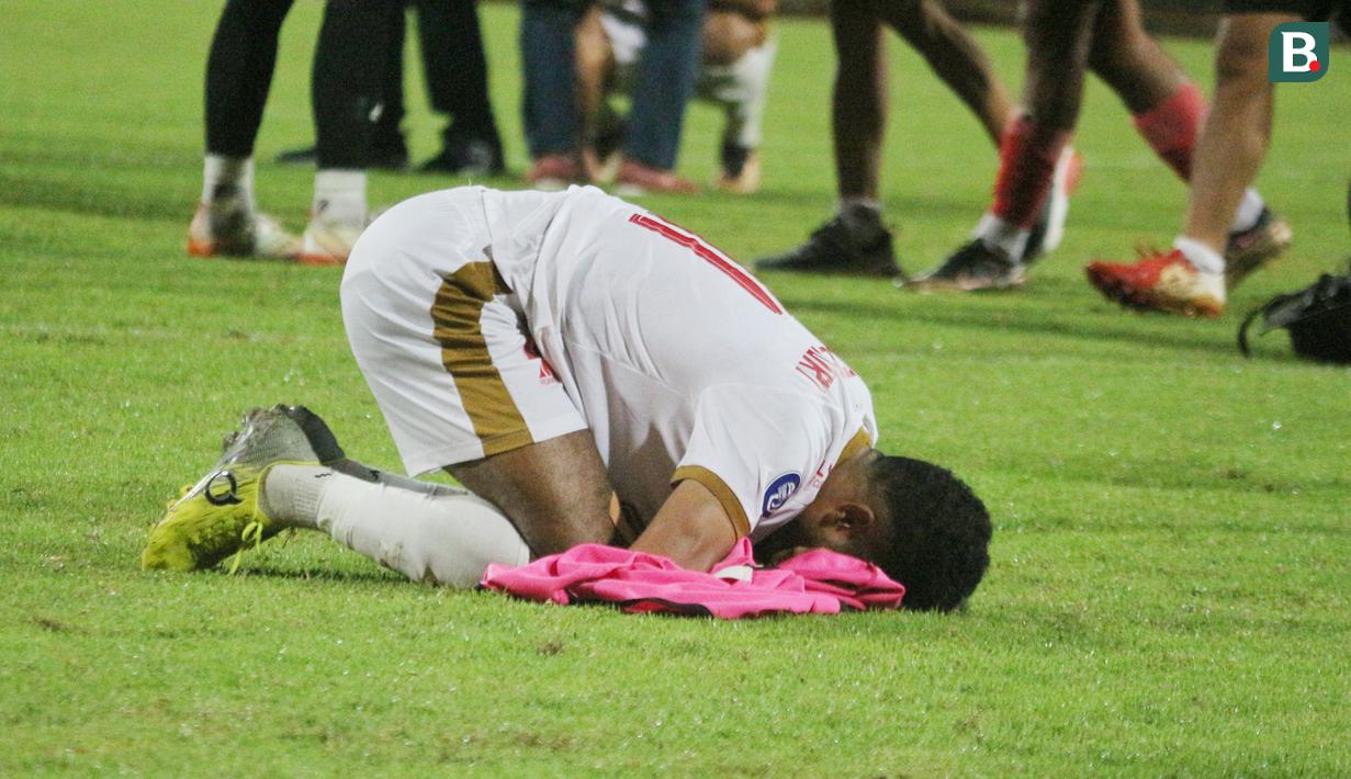 Pemain PSM Makassar, Yakob Sayuri melakukan sujud syukur setelah mengalahkan Madura United sekaligus memastikan gelar juara BRI Liga 1 2022/2023 di Stadion Gelora Madura Ratu Pamelingan, Pamekasan, Jawa Timur, Jumat (31/3/2023) malam WIB. (Bola.com/Wahyu Pratama)