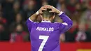 Bintang Real Madrid, Cristiano Ronaldo terlihat kecewa saat gagal mencetak gol ke gawang Sevilla pada lanjutan La Liga Spanyol di Ramon Sanchez Pizjuan stadium, Sevilla, Minggu (15/1/2017). Sevilla menang atas Real Madrid 2-1.  (AFP/Cristina Quicler)