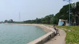 Seorang pria memancing di Waduk Cincin, Jakarta, Selasa (8/1). Pemerintah Kota Administratif Jakarta Utara berencana menata kawasan Hutan Kota Waduk Cincin yang berlokasi di kawasan Sunter, Jakarta Utara. (Liputan6.com/Herman Zakharia)