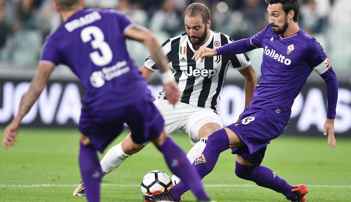 Aksi pemain Juventus, Gonzalo Higuain melewati adangan pemain Fiorentina pada lanjutan Serie A di Allianz Stadium, Turin, (20/9/2017). Juventus menang 1-0. (Alessandro Di Marco/ANSA via AP)