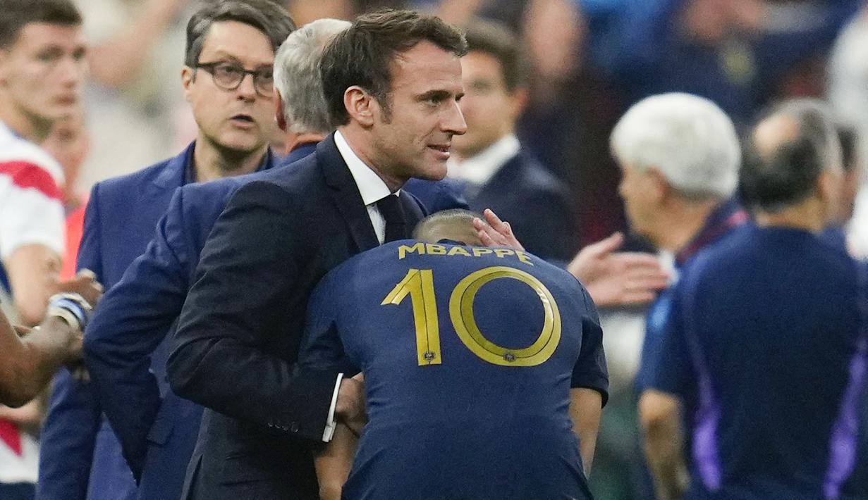 Sang Presiden memeluk dan menghibur Kylian Mbappe yang kecewa berat usai gagal membawa Prancis mempertahankan gelar juara dunia. (AP Photo/Natacha Pisarenko)