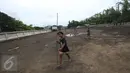 Anak-anak bermain di sekitar pembangunan Taman Bersih Manusiawi dan Wibawa (BMW) di Jakarta Utara, Selasa (7/3). Tempat tersebut akan menjadi markas Persija Jakarta dan Persatuan Sepakbola Seluruh Indonesia (PSSI). (Liputan6.com/Immanuel Antonius)