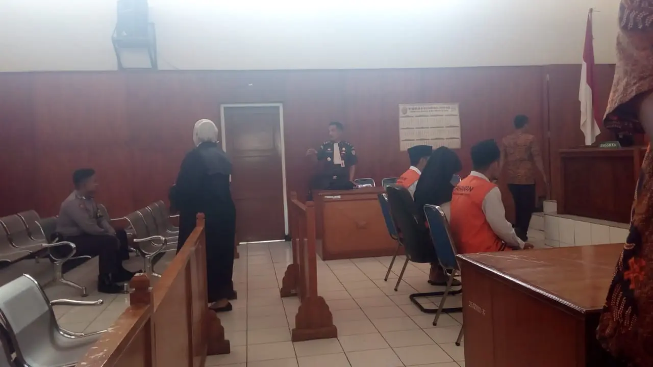 Setelah menunggu hingga tiga bulan, akhirnya sidang perdana kasus video syur Vina Garut digelar Pengadilan Negeri Garut, Jawa Barat secara tertutup
