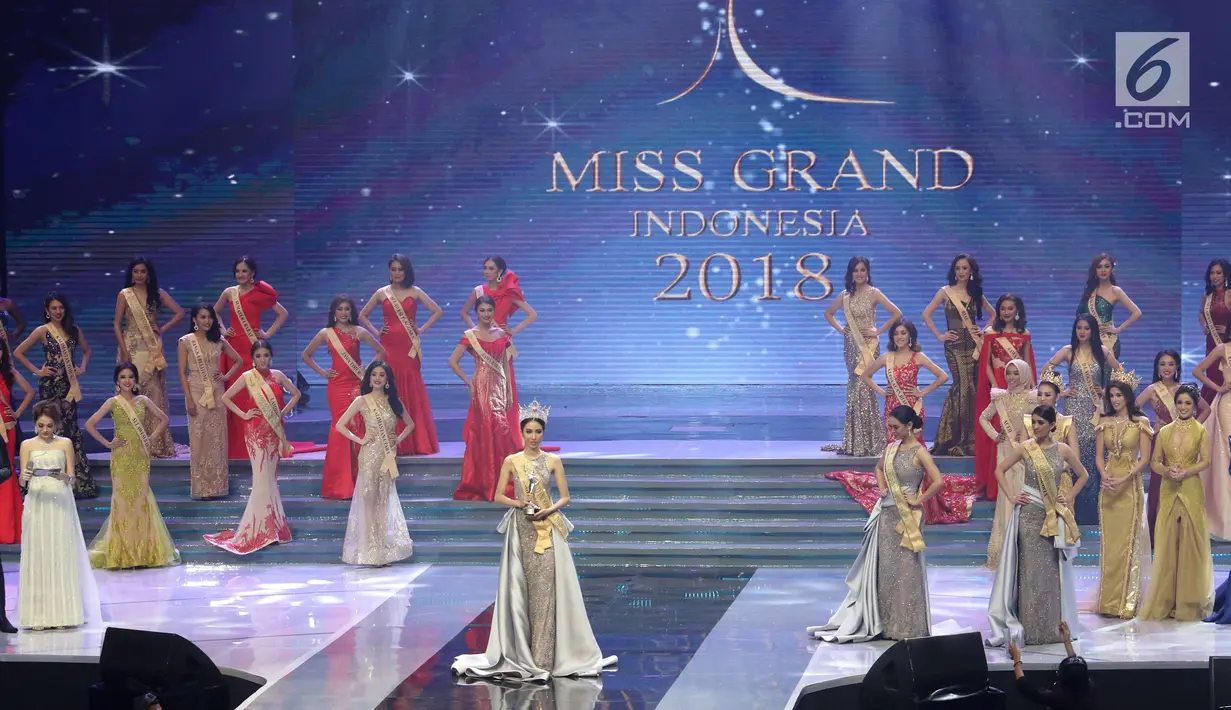 Finalis Nadia Purwoko dari Bengkulu (tengah) terpilih sebagai Miss Grand Indonesia 2018 di JCC Jakarta, Sabtu (21/7). Nadia Purwoko berhak atas Mahkota The Heart of Indonesia senila Rp 3 miliar. (Liputan6.com/Angga Yuniar)