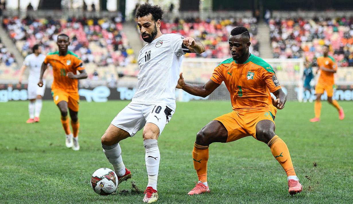 Mohammed Salah dkk masih belum mampu menciptakan gol hingga waktu turun minum. Sebaliknya, Pantai Gading juga kesulitan menembus pertahanan yang dibangun oleh Mesir. (AFP/Charly Triballeau)