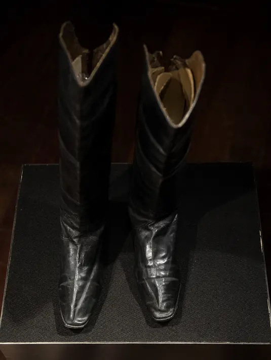 Sepasang sepatu bot Napoleon Bonaparte dipajang di rumah lelang Drouot, Paris, Prancis, Jumat (8/11/2019. Rumah lelang Prancis, Binoche and Giquello akan melelang sepatu bot Napoleon Bonaparte pada 29 November 2019. (Christophe ARCHAMBAULT/AFP)