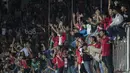 Selama 90 menit para suporter tak henti bernyanyi mendukung Timnas Indonesia di Stadion Maguwoharjo, Sleman, Selasa (13/6/2017). (Bola.com/Vitalis Yogi Trisna)