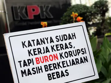Aktivis dari Indonesia Corruption Watch (ICW) melakukan aksi di depan Gedung Merah Putih Komisi Pemberantasan Korupsi (KPK), Jakarta, Selasa (28/6/2022). ICW mengingatkan KPK untuk serius menangani kasus buronnya tersangka korupsi, Harun Masiku. (Liputan6.com/Helmi Fithriansyah)