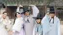 Selalu tampil kompak, bersama keluarga kecilnya, Edo Borne jalani pemotretan dengan busana khas Korea Selatan. Terlihat bak keluarga bangsawan, dalam pemotretannya ini sosok putrinya dari Edo Borne menuai banyak pujian dari netizen. (Liputan6.com/IG/@hestipurwadinata)