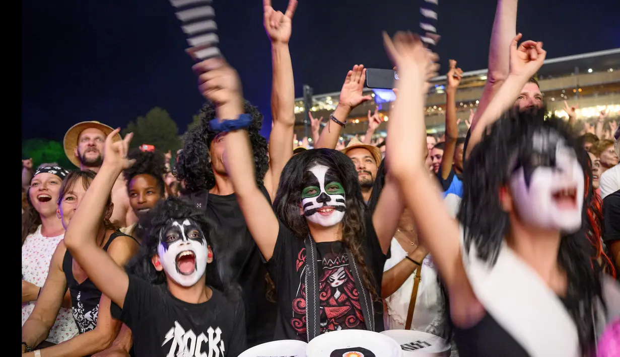 Penonton bersorak mendengarkan musik grup heavy metal AS Kiss tampil di atas panggung pada hari pertama Festival Paleo ke-45, di Nyon, Swiss (19/7/2022). The Paleo adalah festival musik terbuka terbesar di bagian barat Swiss. (Laurent Gillieron/Keystone via AP)
