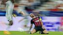 Pemain AC Milan, Theo Hernandez, berteriak kesakitan  saat melawan RB Salzburg pada laga Liga Champions di Stadion Salzburg, Rabu (7/9/2022). (AP/Florian Schroetter)