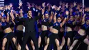 Aktor senior Salman Khan (tengah) memeriahkan panggung penghargaan IIFA 2017 di Stadion MetLife, East Rutherford, New Jersey, Minggu (16/7). Penghargaan IIFA merupakan salah satu acara tahunan dengan penonton hampir 800 juta orang. (AP/Charles Skykes)