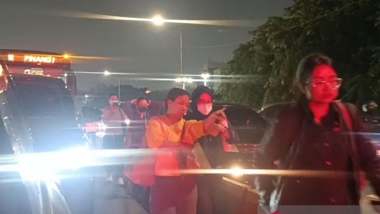 Fakta Unik: Penumpang Transjakarta Turun di Tengah Jalan Imbas Kemacetan Transjakarta Slipi