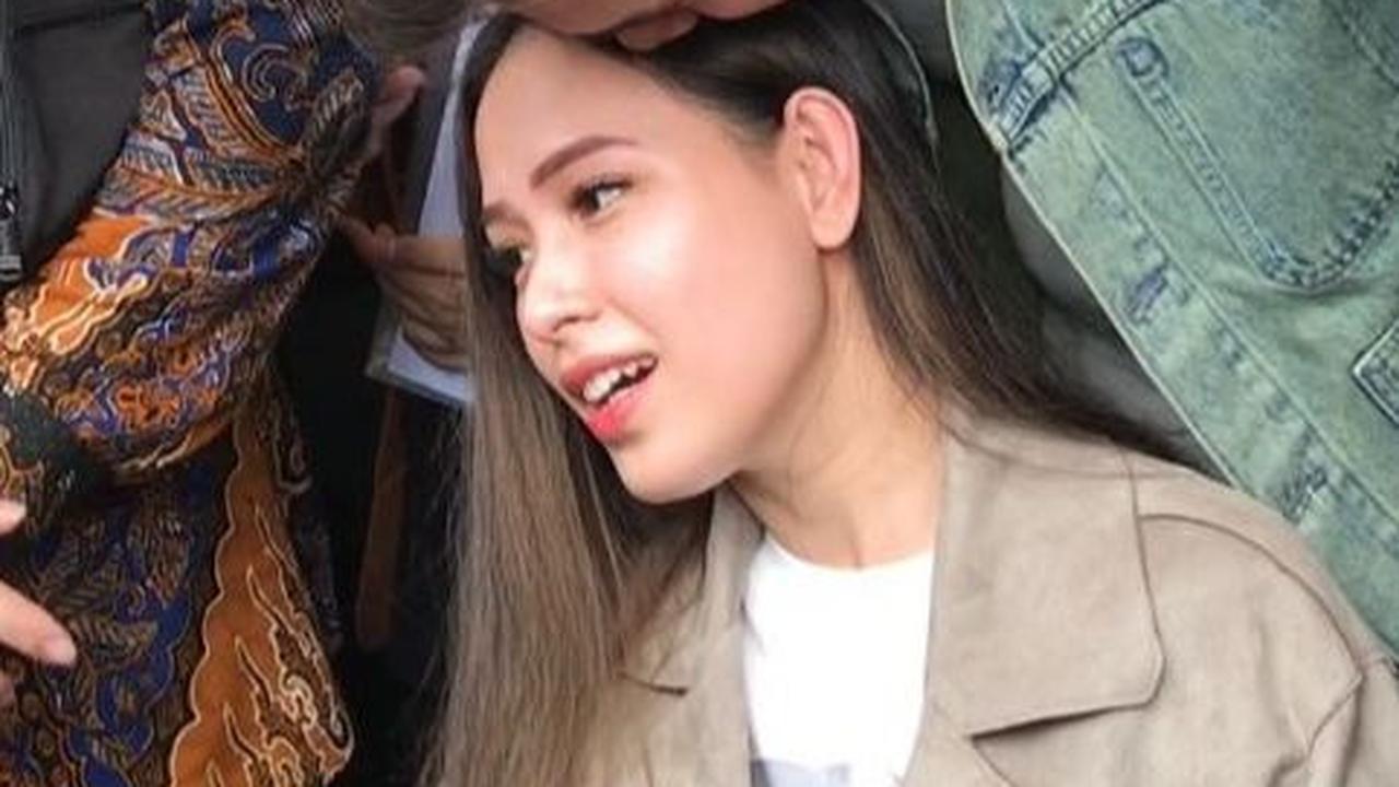 Kemesraan Rendy Kjaernet dan Lady Nayoan, 8 Momen Mengharukan di Pengadilan, dari Dorong Kursi Roda Hingga Cium Pipi