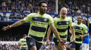 Pemain Manchester City Ilkay Gundogan melakukan selebrasi usai mencetak gol ke gawang Everton pada pertandingan sepak bola Liga Inggris di Stadion Goodison Park, Liverpool, Inggris, Minggu (14/5/2023). (AP Photo/Jon Super)