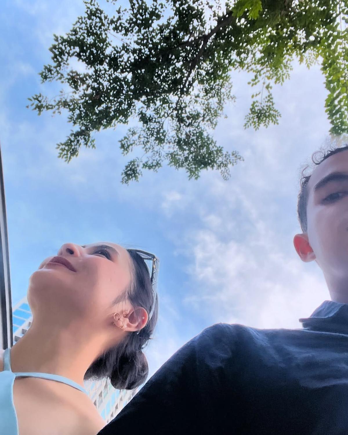 Prilly Latuconsina Lakukan Backpacking 10 Hari Bareng Omara Esteghlal