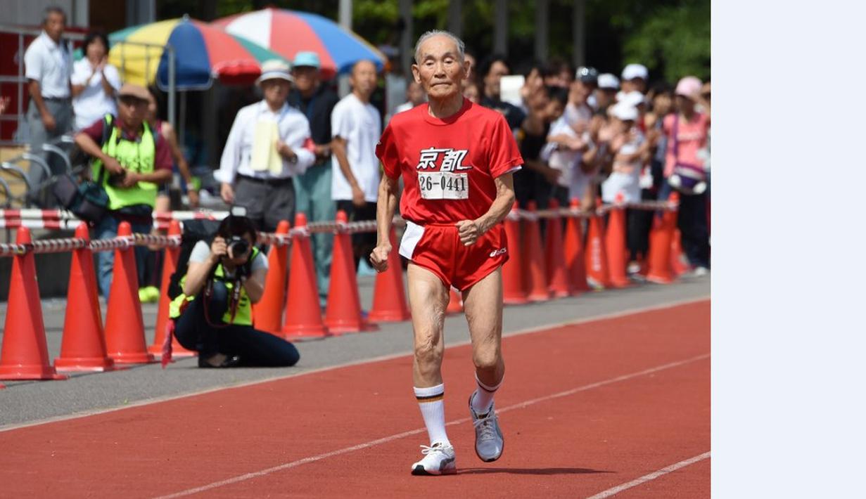 Hidekichi Miyazaki, 105 tahun, saat berlomba di nomor lari 100m Kyoto Masters Autumn Competiton di Kyoto, Jepang, Rabu (23/9/2015). (AFP Photo/Toru Yamanaka)