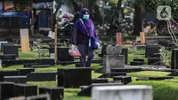 Warga berziarah di makam keluarganya di Tempat Pemakaman Umum (TPU) Tanah Kusir, Jakarta, Selasa (29/3/2022). TPU setempat semakin banyak dikunjungi warga yang melakukan tradisi ziarah kubur menjelang Ramadhan. (Liputan6.com/Johan Tallo)