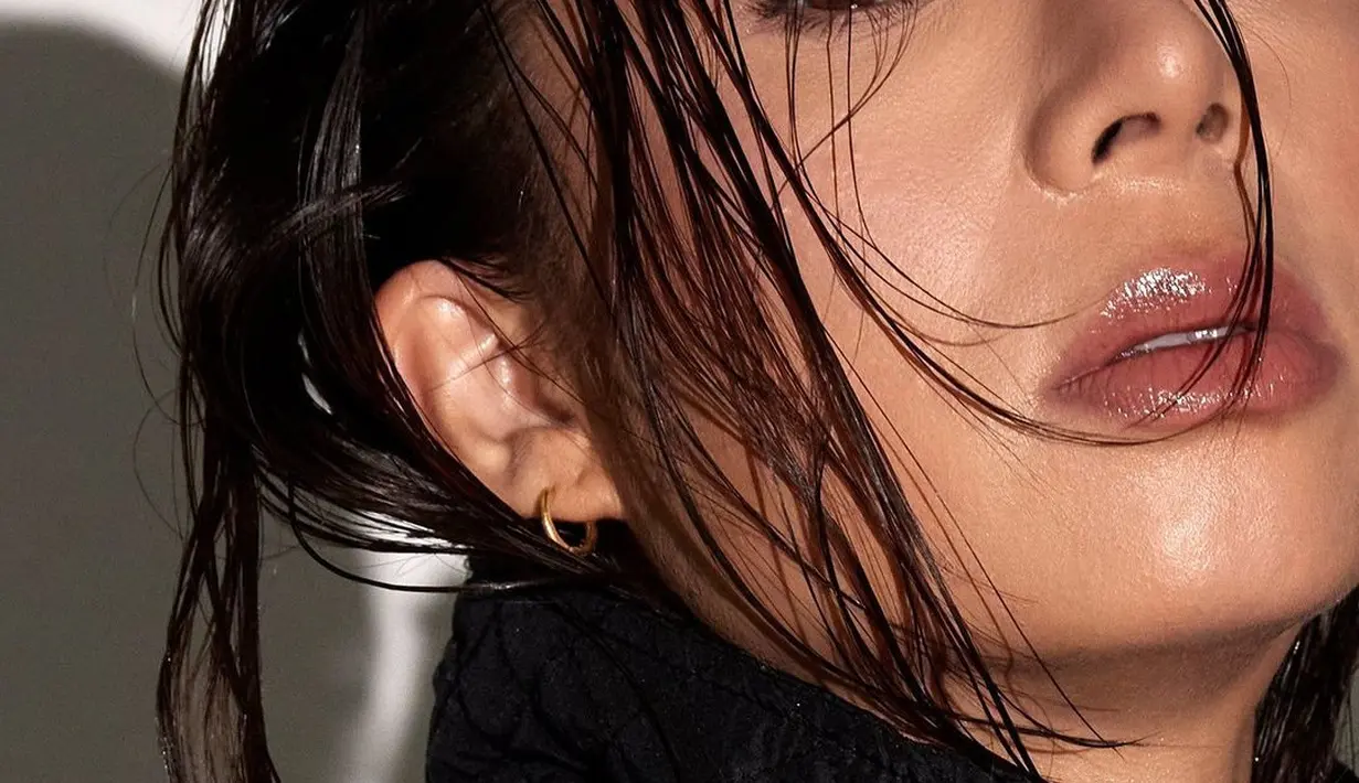 Jennifer Bachdim terlihat luar biasa di foto ini. Wet makeup look memancarkan pesonanya yang luar biasa. [Foto: Instagram/jenniferbachdim]