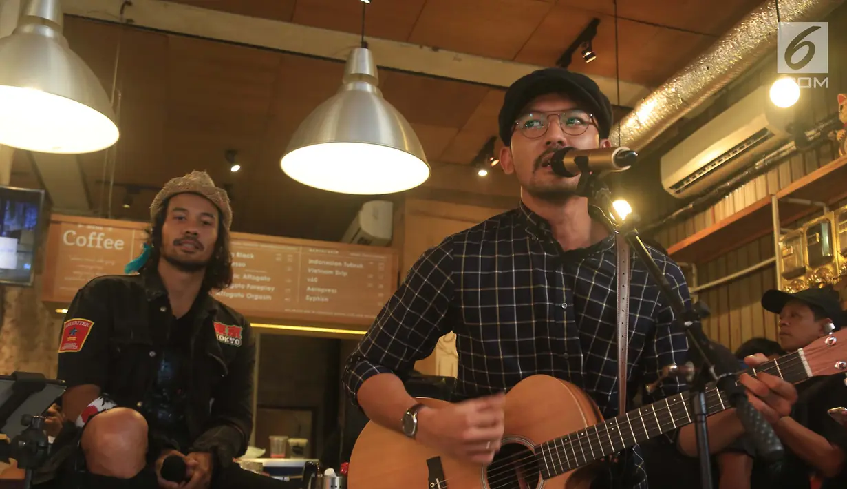 Aktor Rio Dewanto saat membawakan soundtrack film filosofi kopi 2 di kawasan Melawai, Jakarta, Selasa (23/05). Film filosofi kopi 2 merilis singel soundtrack yang berjudul "Sahabat Sejati". (Liputan6.com/Herman Zakharia)