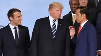 Presiden Jokowi dan Presiden Amerika Serikat Donald Trump berbincang sebelum sesi foto bersama di Forum G20 di Hamburg, Jerman (Setpres)