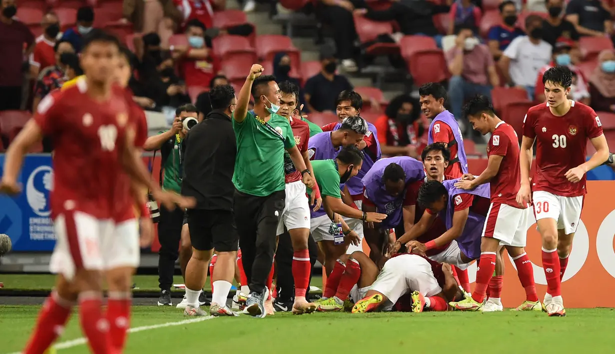 Reaksi pemain Indonesia setelah pemain Singapura Shawal Anuar mencetak gol bunuh diri pada leg kedua semifinal Piala AFF 2020 di National Stadium, Sabtu (25/12/2021). Indonesia akan bertemu antara Thailand dan Vietnam di babak final. (AFP/Roslan Rahman)