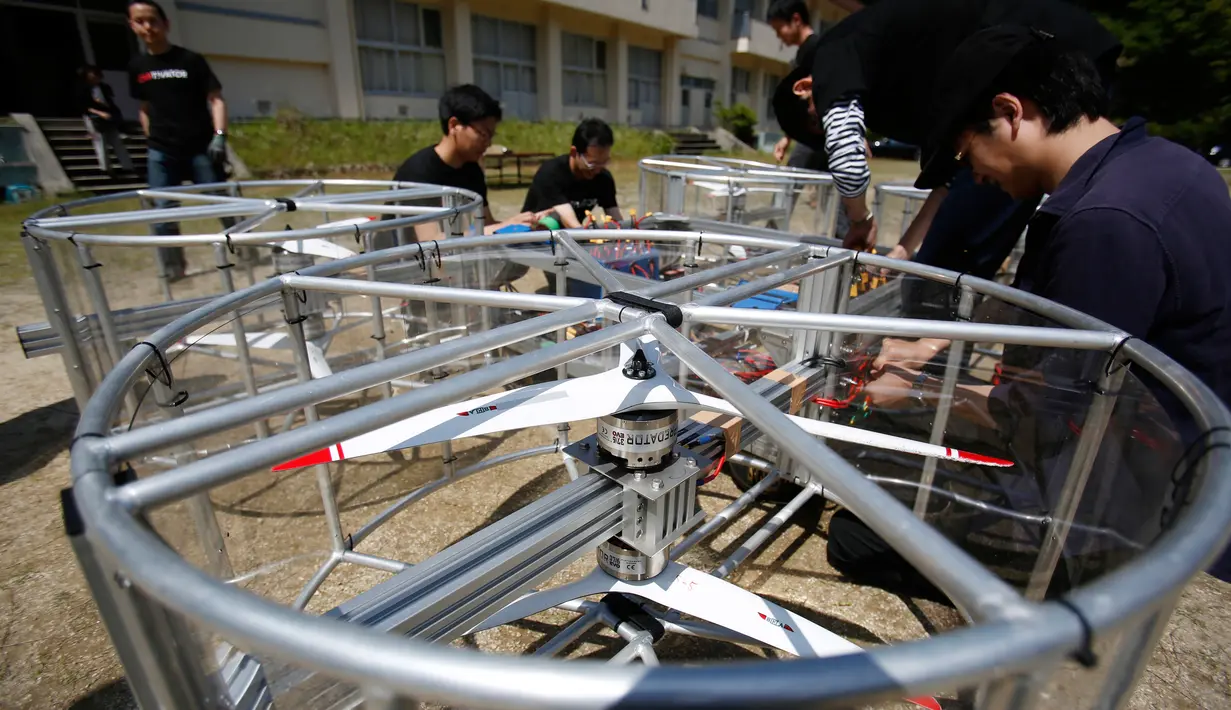 Tim proyek Cartivator merakit model mobil terbang yang akan di uji coba di Toyota, Jepang (3/6). Prototype tersebut berhasil mengudara setinggi garis mata manusia untuk beberapa detik sebelum akhirnya jatuh kembali ke tanah. (AP Photo / Koji Ueda)