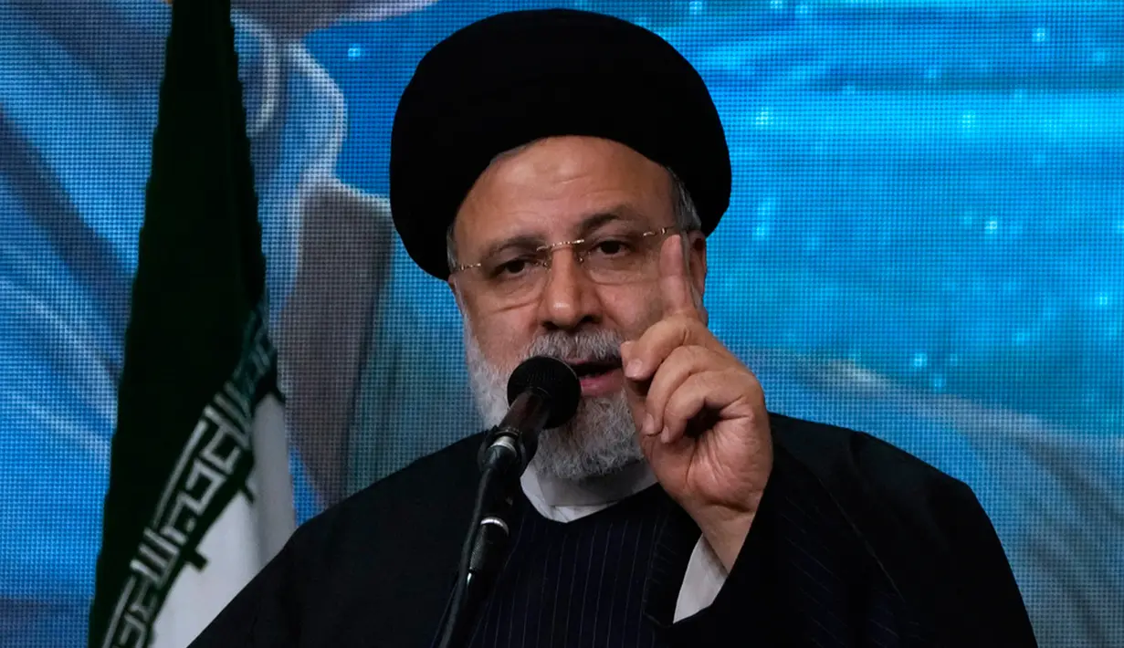 Dalam sebuah pernyataan, Kementerian Luar Negeri Iran akan menggunakan cara internasional untuk mengidentifikasi dan mengadili mereka yang terlibat dalam serangan tersebut dan para pendukungnya. Sementara itu, Presiden Raisi membatalkan kunjungan ke Turki yang direncanakan pada hari Kamis. (AP Photo/Vahid Salemi)