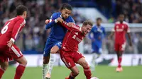 Alexis Mac Allister ditantang oleh Malo Gusto dalam laga Liga Inggris antara Chelsea dan Liverpool di Stamford Bridge, London, 4 Oktober 2025. (AP Photo/Ian Walton)